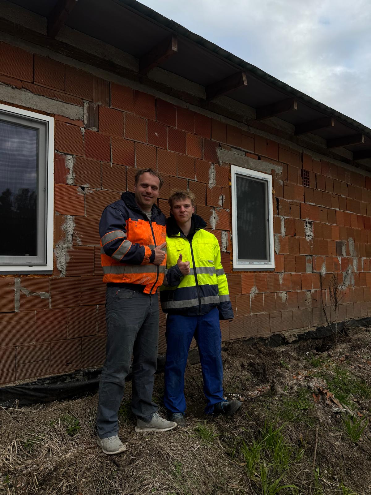 David y Lewin Pazer en una obra de Pazer Construcciones