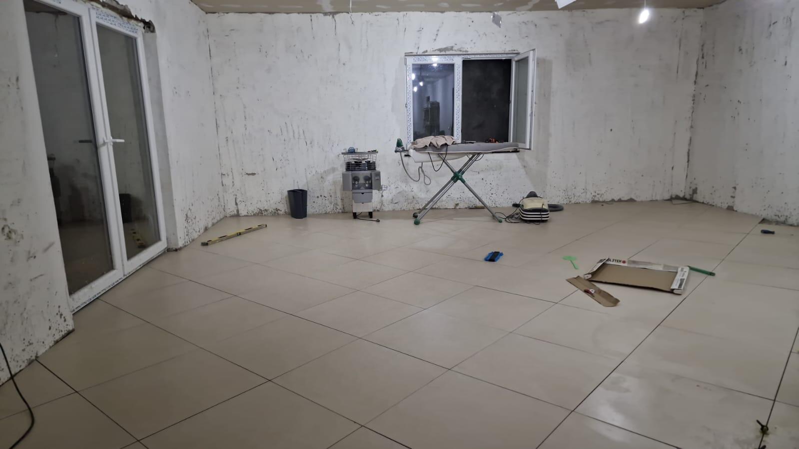 Ambiente con piso cerámico terminado